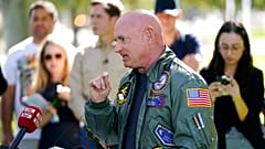 Der demokratische Senator von Arizona Mark Kelly im Wahlkampf, 7.11.2022 
