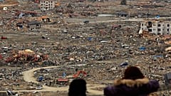 صورة أرشيف للدمار الذي خلفه الزلزال والمد البحري تسونامي في شمال اليابان في مارس 2011