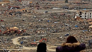 صورة أرشيف للدمار الذي خلفه الزلزال والمد البحري تسونامي في شمال اليابان في مارس 2011