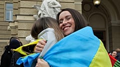 População na praça central de Kherson, Ucrânia, celebra libertação da Rússia com bandeiras ucranianas