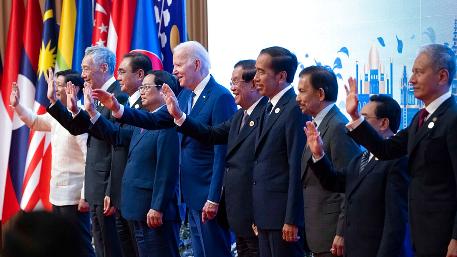 Joe Biden az ázsiai politikusok között