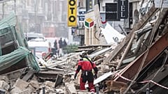 Un pompier au milieu des gravats après l'effondrement de deux immeubles à Lille 12/11/22