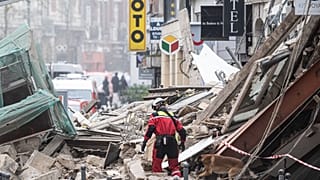 Un pompier au milieu des gravats après l'effondrement de deux immeubles à Lille 12/11/22