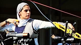 لاعبة القوس والسهم الإيرانية بارميدا قاسمي