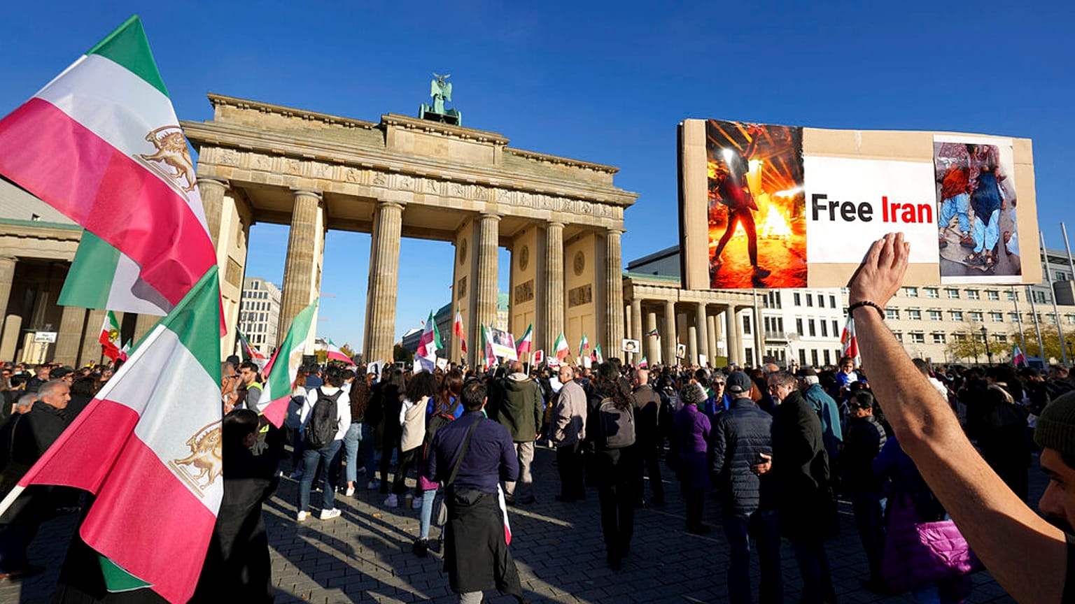 Almanya'nın başkenti Berlin'in sembollerinden olan Brandenburg Kapısı'nda toplanan İranlılar, İran yönetimini protesto etti (7 Ekim 2022)