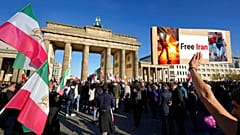 Almanya'nın başkenti Berlin'in sembollerinden olan Brandenburg Kapısı'nda toplanan İranlılar, İran yönetimini protesto etti (7 Ekim 2022)
