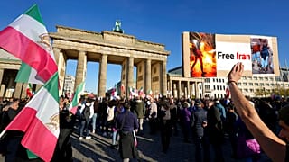 Almanya'nın başkenti Berlin'in sembollerinden olan Brandenburg Kapısı'nda toplanan İranlılar, İran yönetimini protesto etti (7 Ekim 2022)