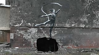 La última obra apareció en el Instagram del artista el viernes por la noche, al publicar tres imágenes de su grafiti, que interactua con los restos del edificio en ruinas.