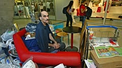 مهران کریمی ناصری، فرودگاه شارل دوگل در سال ۲۰۰۴ میلادی و در ۵۹ سالگی 