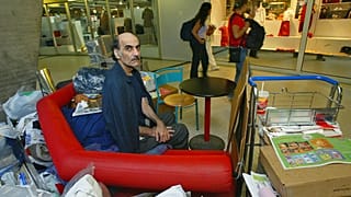 مهران کریمی ناصری، فرودگاه شارل دوگل در سال ۲۰۰۴ میلادی و در ۵۹ سالگی 