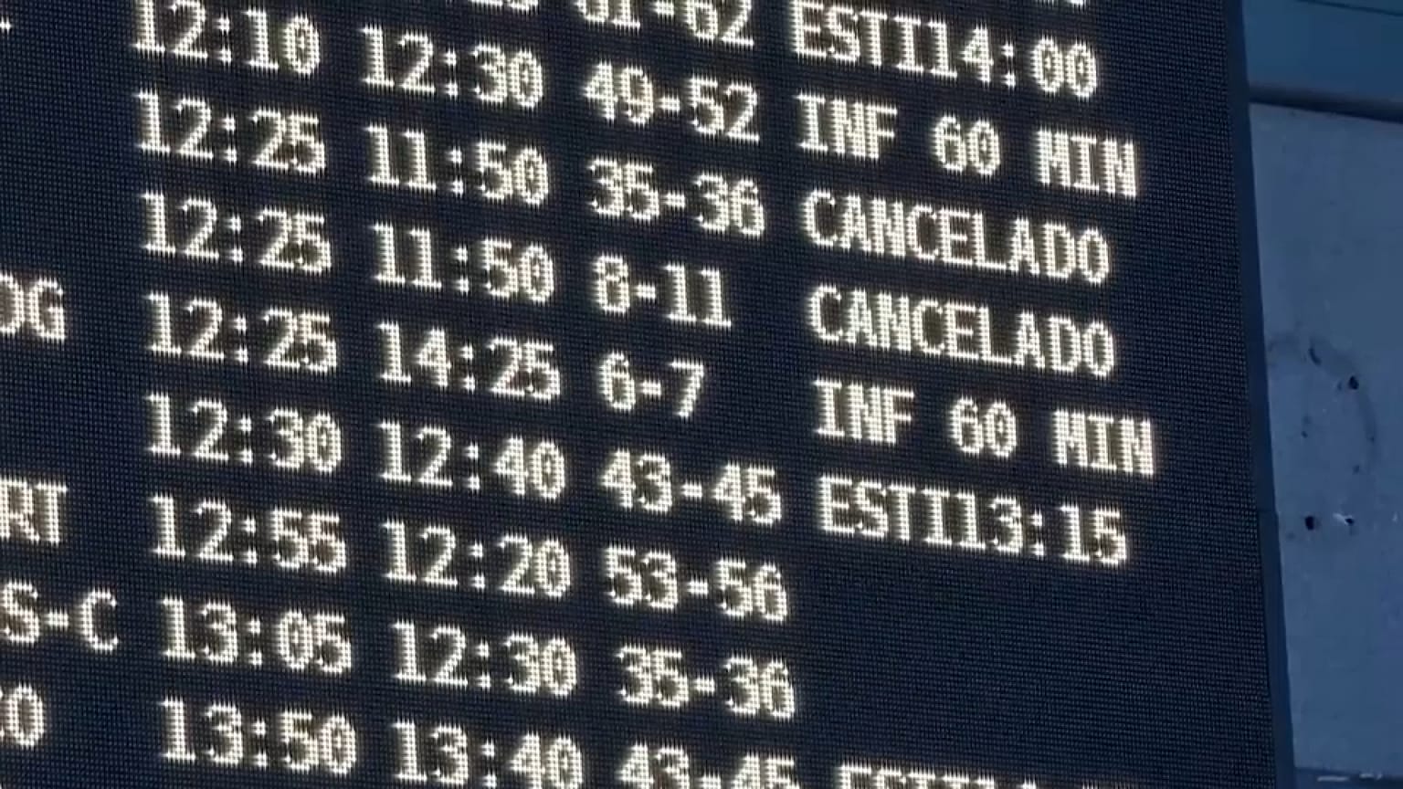 Anzeigetafel am Flughafen