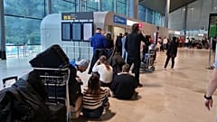  Cientos de personas pasaron docenas de horas esperando para despegar.