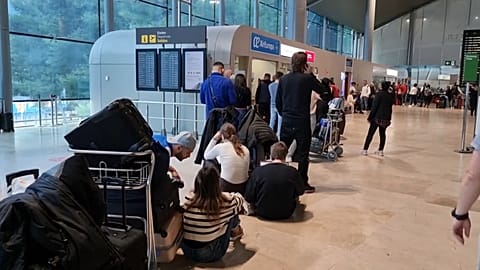  Cientos de personas pasaron docenas de horas esperando para despegar.