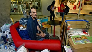 Ο Μερχάν Καρίμι Νασέρι στο αεροδρόμιο του Παρισιού