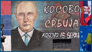 Koszovó Szerbia – belgrádi falfirka Putyinnal 2022-ben, jobbra fent a szerb, alatta a koszovói zászló