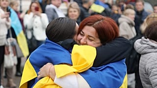 Los ucranianos celebran la retirada de las tropas rusas de Jersón.