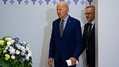 El presidente de Estados Unidos, Joe Biden, camina con el primer ministro australiano, Anthony Albanese, hacia una reunión durante la cumbre ASEAN, el domingo 13 de noviembre 