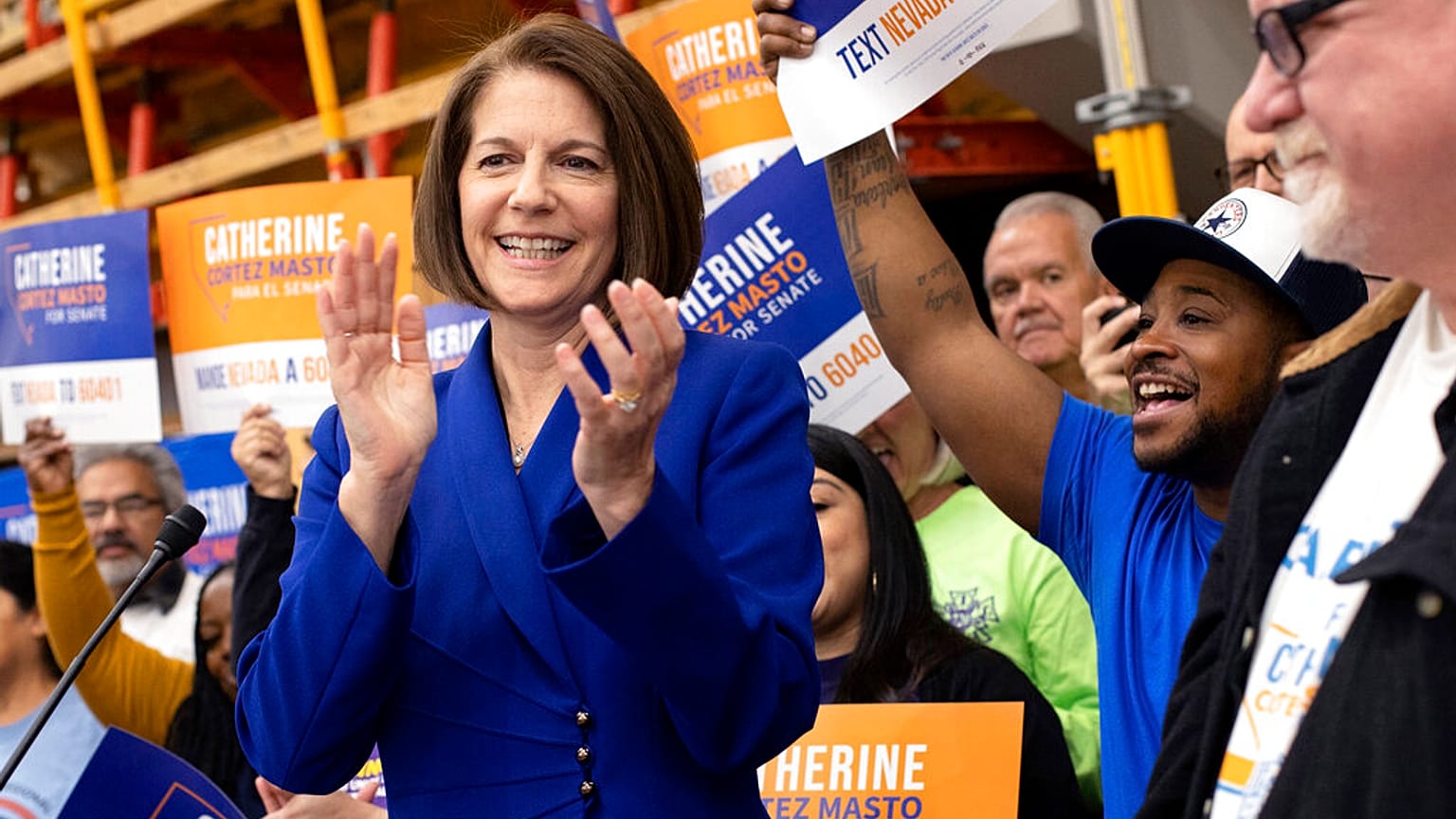 La sénatrice du Nevada, Catherine Cortez Masto, célèbre sa victoire avec ses supporteurs, à Las Vegas, le 13/11/2022