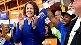 La sénatrice du Nevada, Catherine Cortez Masto, célèbre sa victoire avec ses supporteurs, à Las Vegas, le 13/11/2022