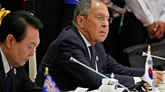 Καθισμένος δίπλα στον Πρόεδρο της Νότιας Κορέας Yoon Suk Yeol, ο Ρώσος υπουργός Εξωτερικών Σεργκέι Λαβρόφ ακούει κατά τη διάρκεια συνεδρίασης της AANZTA