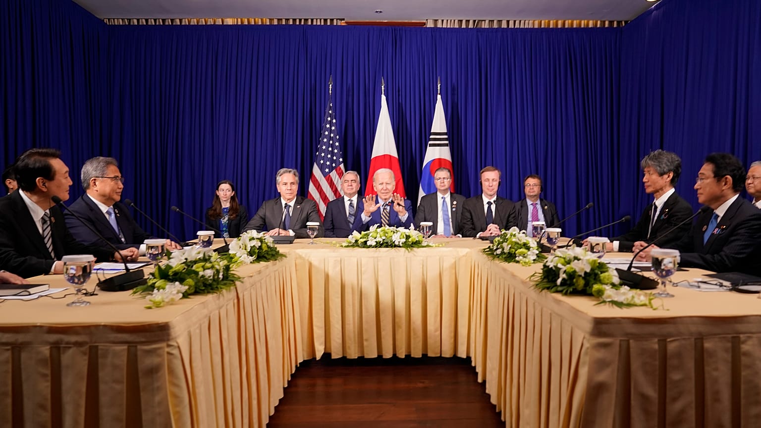 ABD Başkanı Joe Biden (ortada), Güney Kore Devlet Başkanı Yoon Suk Yeol (sol) ve Japonya Başbakanı Fumio Kişida (sağ) ile görüştü
