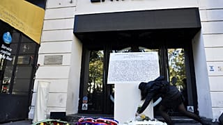 Des gerbes de fleurs déposées devant le Bataclan (13/11/22)