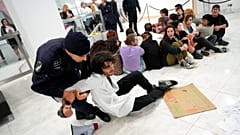 Polícia arrasta manifestante para fora do edifício da Ordem dos Contabilistas, Lisboa, Portugal