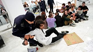 Polícia arrasta manifestante para fora do edifício da Ordem dos Contabilistas, Lisboa, Portugal