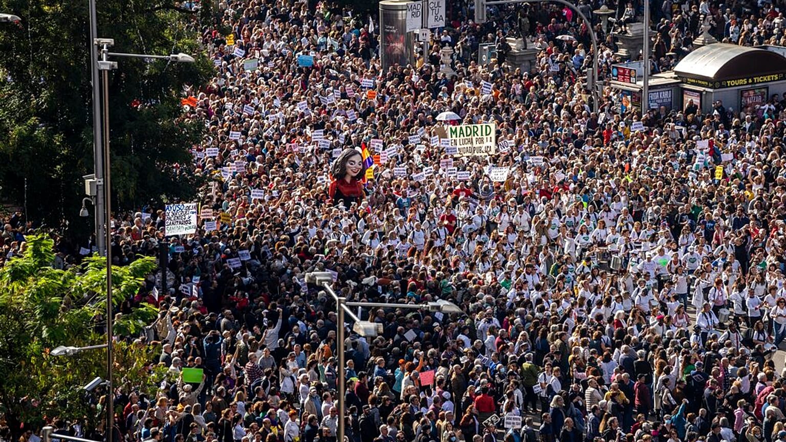 Manifestación en apoyo a los trabajadores de la sanidad pública en Madrid (España).