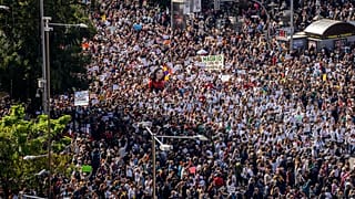 Milhares de manifestantes contestaram política local de saúde, em Madrid, Espanha
