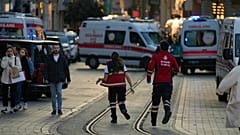 Sicherheitskräfte und Krankenwagen am Tatort nach einer Explosion in der beliebten Istanbuler Fußgängerzone Istiklal-Straße.