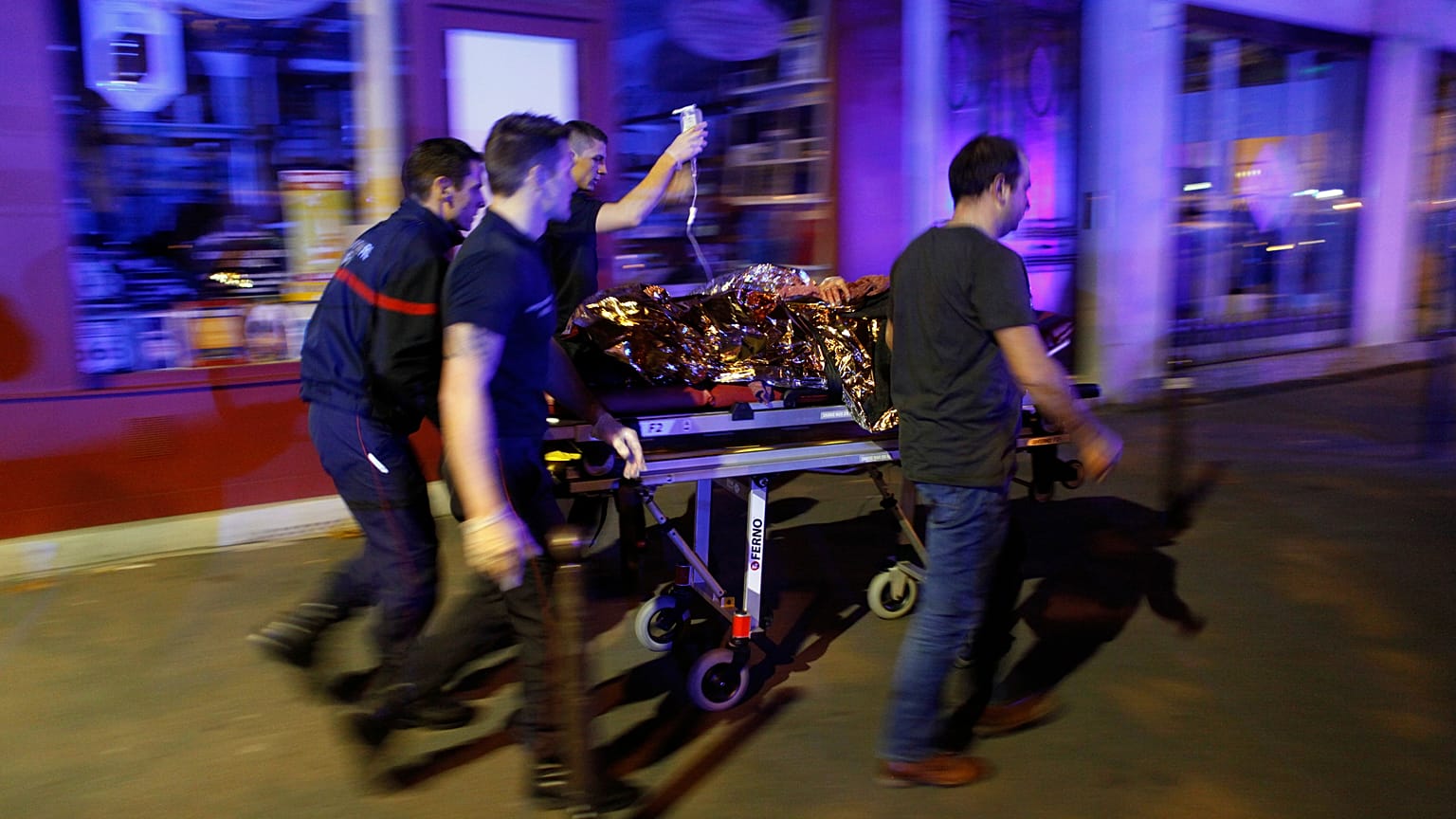 Una persona es evacuada tras el tiroteo que tuvo lugar en la sala de conciertos Bataclan en París, el 14 de noviembre de 2015. (ARCHIVO).