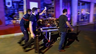 Una persona es evacuada tras el tiroteo que tuvo lugar en la sala de conciertos Bataclan en París, el 14 de noviembre de 2015. (ARCHIVO).