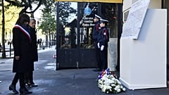 Мэр Парижа Анн Идальго и премьер-министр Франции Элизабет Борн у мемориала в память о жертвах нападения на мюзик-холл "Батаклан"