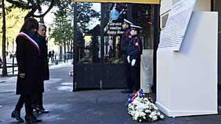 Мэр Парижа Анн Идальго и премьер-министр Франции Элизабет Борн у мемориала в память о жертвах нападения на мюзик-холл "Батаклан"