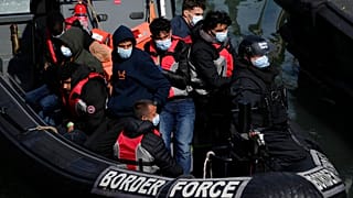 Menschen, vermutlich Migranten, kommen am 17. Juni 2022 in Südostengland an.