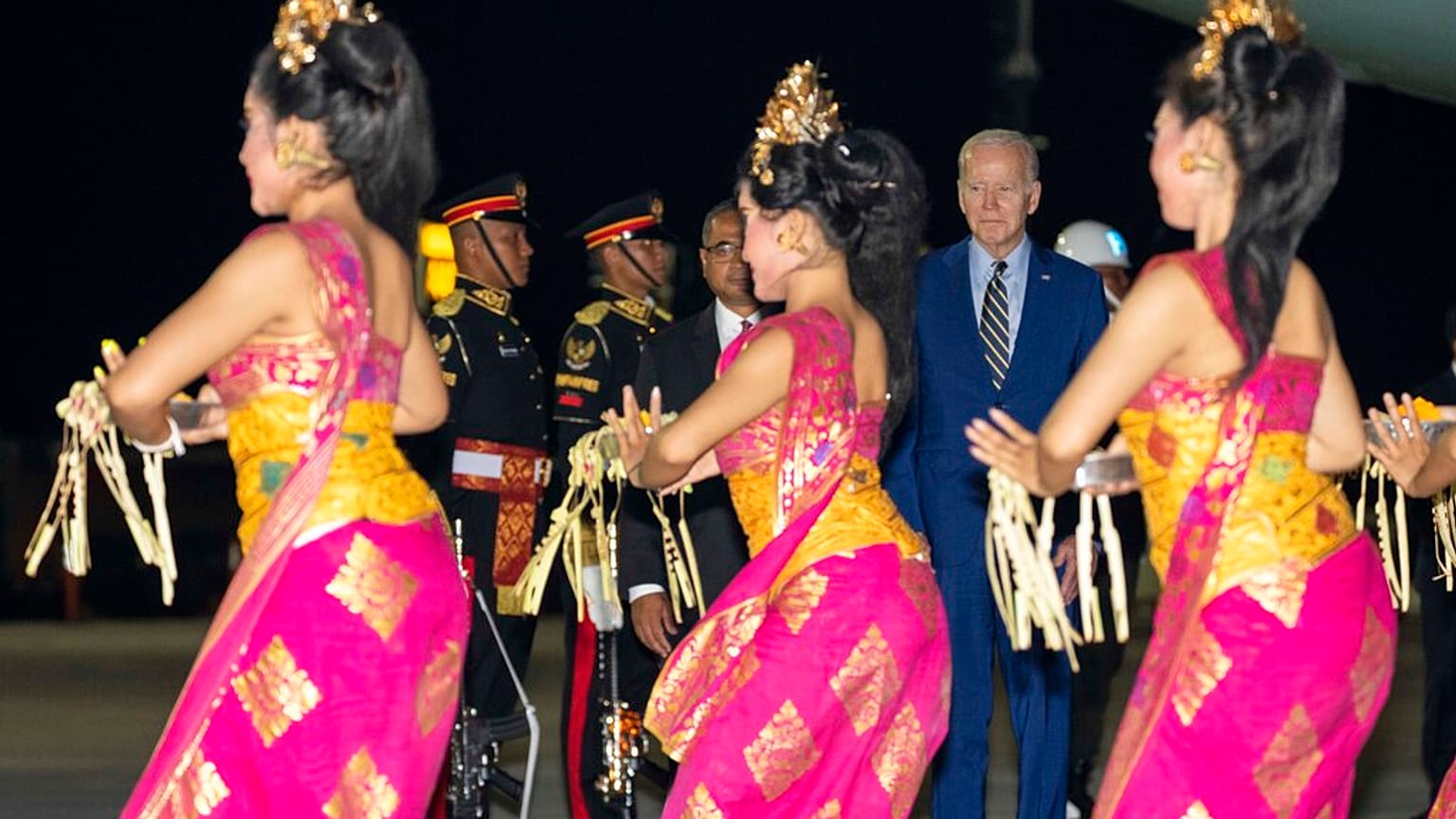Joe Biden è arrivato in Indonesia, per il G20, accolto da un ballo tradizionale. (Bali, 13.11.2022)