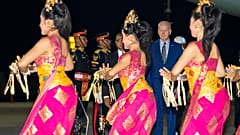 Joe Biden è arrivato in Indonesia, per il G20, accolto da un ballo tradizionale. (Bali, 13.11.2022)