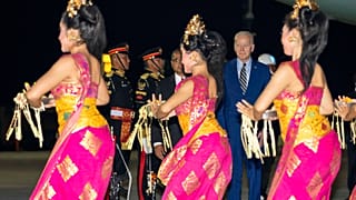 Joe Biden è arrivato in Indonesia, per il G20, accolto da un ballo tradizionale. (Bali, 13.11.2022)