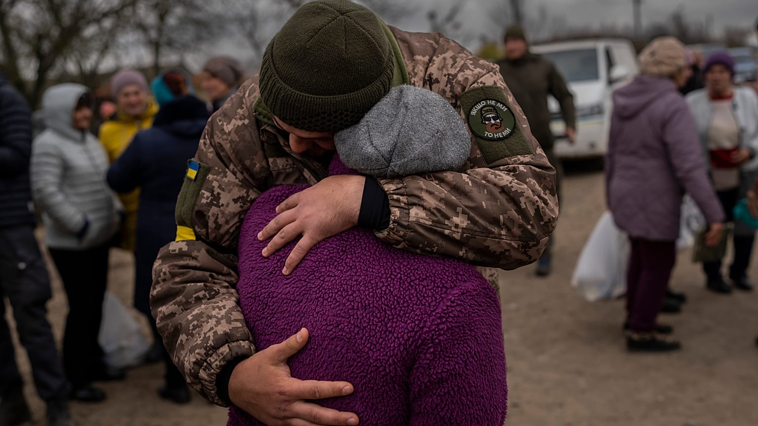 Ein ukrainischer Soldat umarmt in einem Ort nahe Cherson eine Frau, laut Nachrichtenagentur AP seine Großmutter