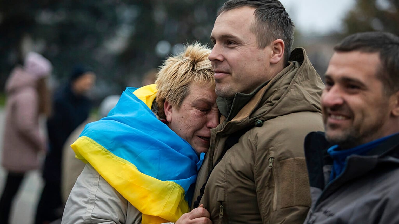 Habitantes de kherson celebram partida das tropas russas