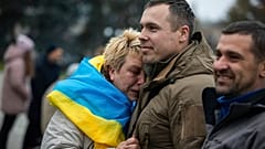 Habitantes de kherson celebram partida das tropas russas