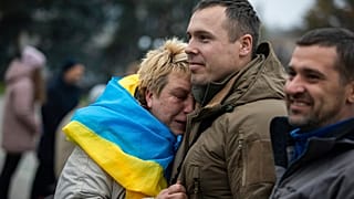 Habitantes de kherson celebram partida das tropas russas