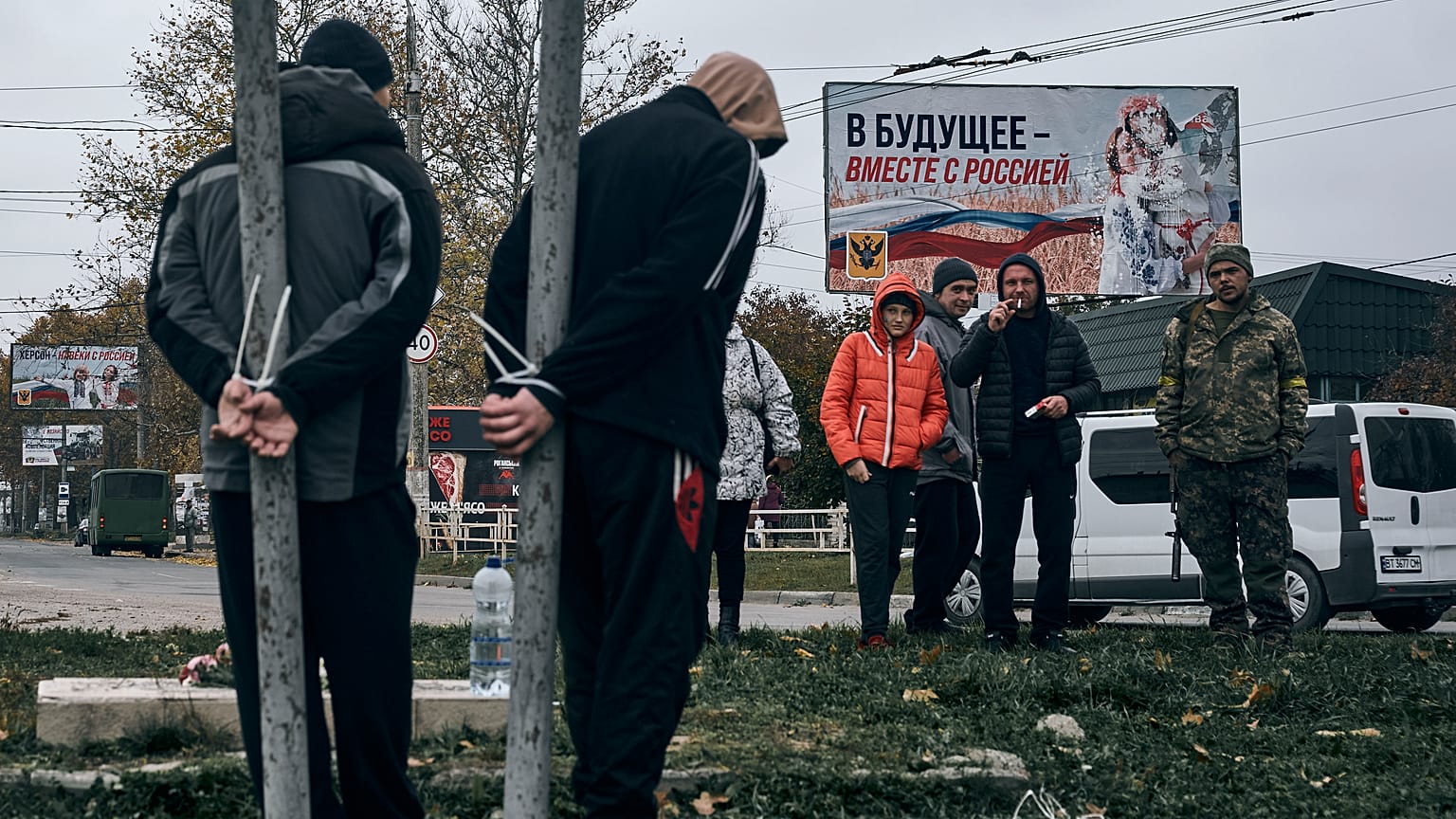 Personnes soupçonnées de collaboration avec l'occupant, à Kherson, le 13 novembre 2022