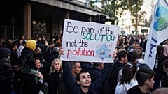 Protest gegen Luftverschmutzung: "Sei Teil der Lösung und nicht der Verschmutzung".