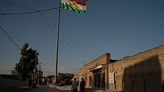 العلم الكردي في وسط مدينة إربيل في العراق.