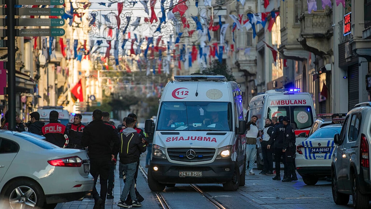 الأمن وسيارات الإسعاف في مكان الحادث بعد انفجار في شارع الاستقلال الشهير في اسطنبول، تركيا، الأحد 13 نوفمبر 2022. 