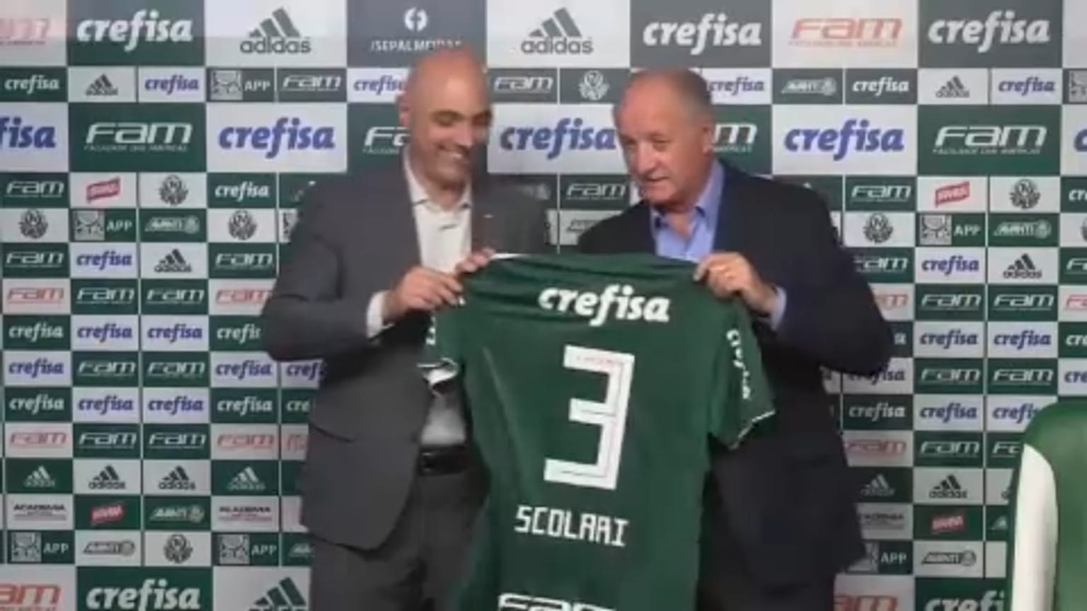 Luiz Felipe Scolari (jobbra) egyik korábbi klubja, a Palmeiras mezével a kezében