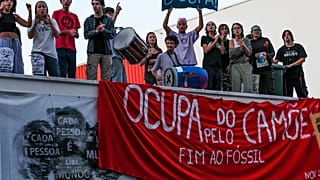 Ativistas invadem Liceu Camões, em Lisboa, contra a utilização de combustíveis fósseis.
