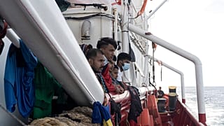 Menekültek az Ocean Viking fedélzetén 